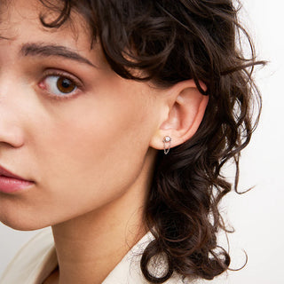 una ragazza indossa un piercing dopo essersene presa cura