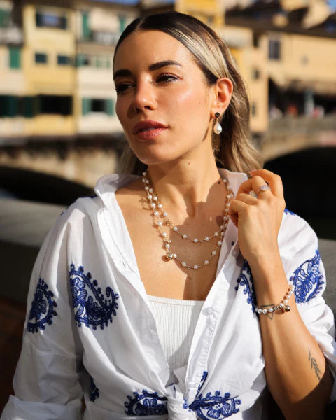 zoom su gioielli perla indosssati da una modella nella città dell'amore, in luoghi iconici come il Ponte vecchio di Firenze