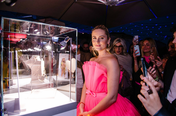 valentina ferragni al suo evento con rue des mille davanti alle vetrine dei gioielli