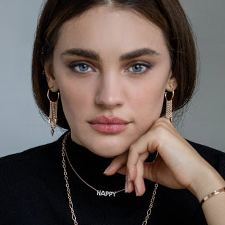 ragazza pronta per la festa di capodanno indossa gioielli rue des mille