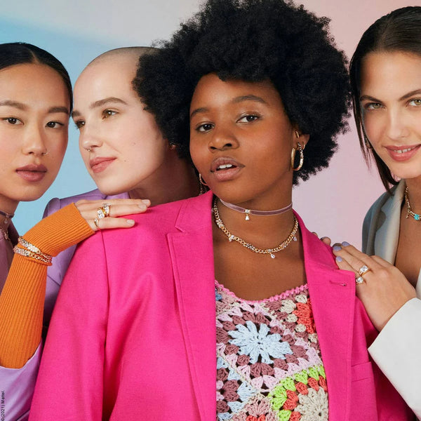 quattro modelle con giacche colorate indossano i gioielli della capsule rue des mille x Barbie