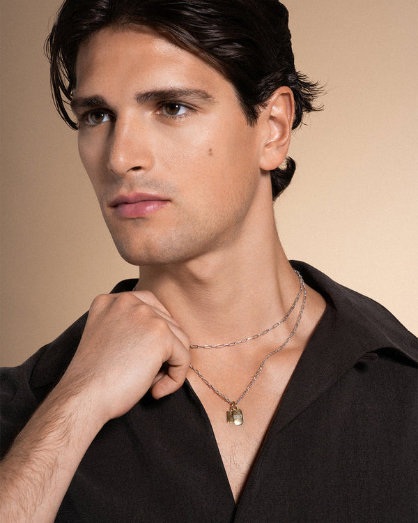 un ragazzo indossa dei gioielli per la festa del papà