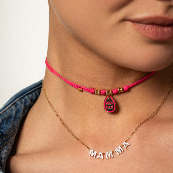 modella indossa un girocollo rosa con rondelle ed una medaglietta a forma di goccia con scritto cool mom