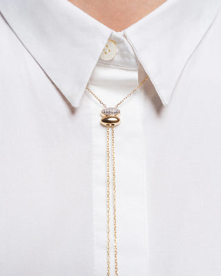 una donna di 40 anni indossa un regalo 