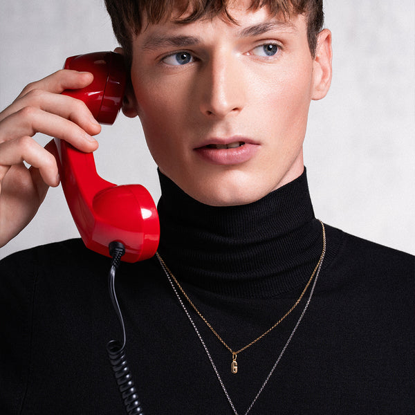 idee regalo per il fidanzato, gioielli con iniziali o personalizzati con incisioni