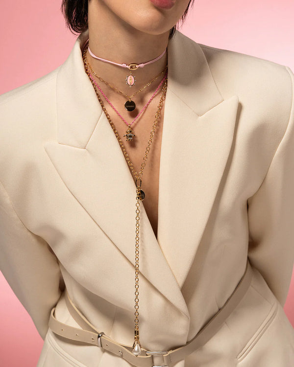 ragazza indossa ciondolo inciso mamma