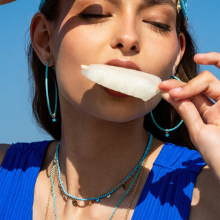 Styling estivo con gioielli Rue des Mille e outfit da spiaggia, campagna visiva per playlist italiana evergreen