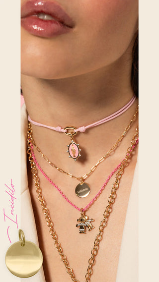 ciondolo con messaggio per la mamma indossato