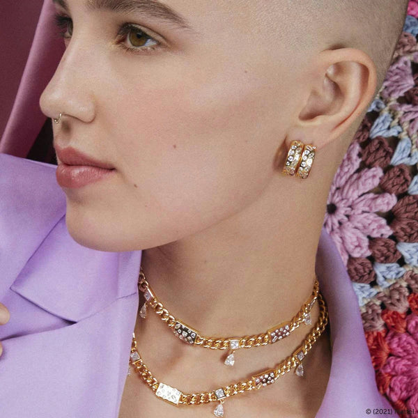 modella con piercing indossa orecchini e collane Rue des Mille per barbie