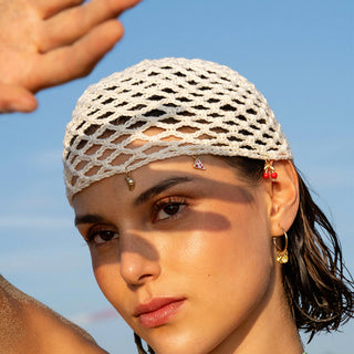 Outfit estivo al mare con gioielli Rue des Mille luminosi, immagine di campagna per selezione musicale italiana evergreen