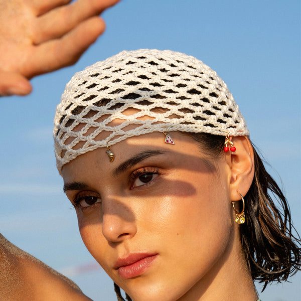 Outfit estivo al mare con gioielli Rue des Mille luminosi, immagine di campagna per selezione musicale italiana evergreen