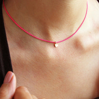 la migliore amica di 40 anni indossa un regalo che è una collana smaltata