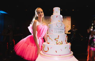 valentina ferragni ed una grande torta alla festa con rue des mille