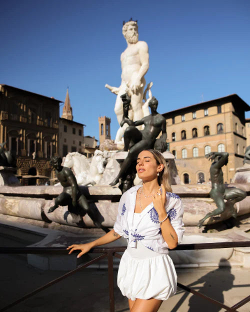 gioielli da viaggio made in italy, per foto raggianti in città davanti a una fontana